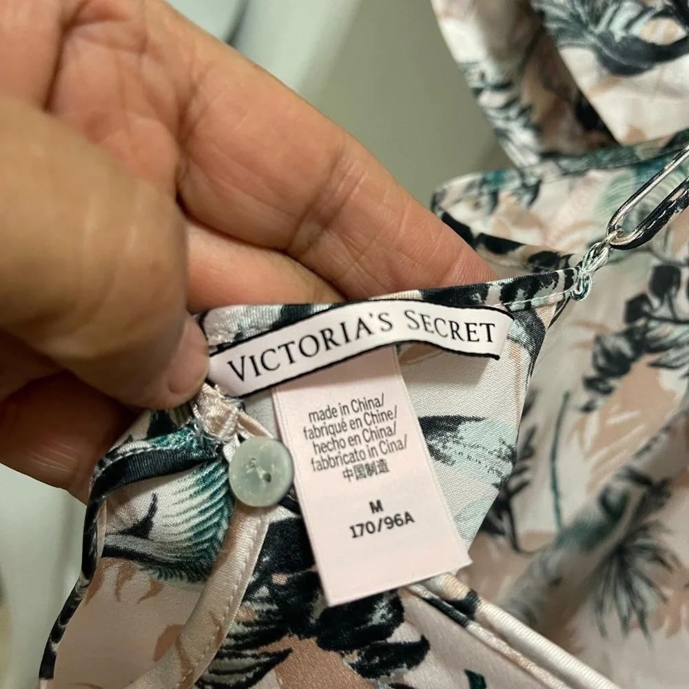 Victoria’s Secret cozy Silky feeling pajamas, shorts and tops new condition - Picture 8 of 8